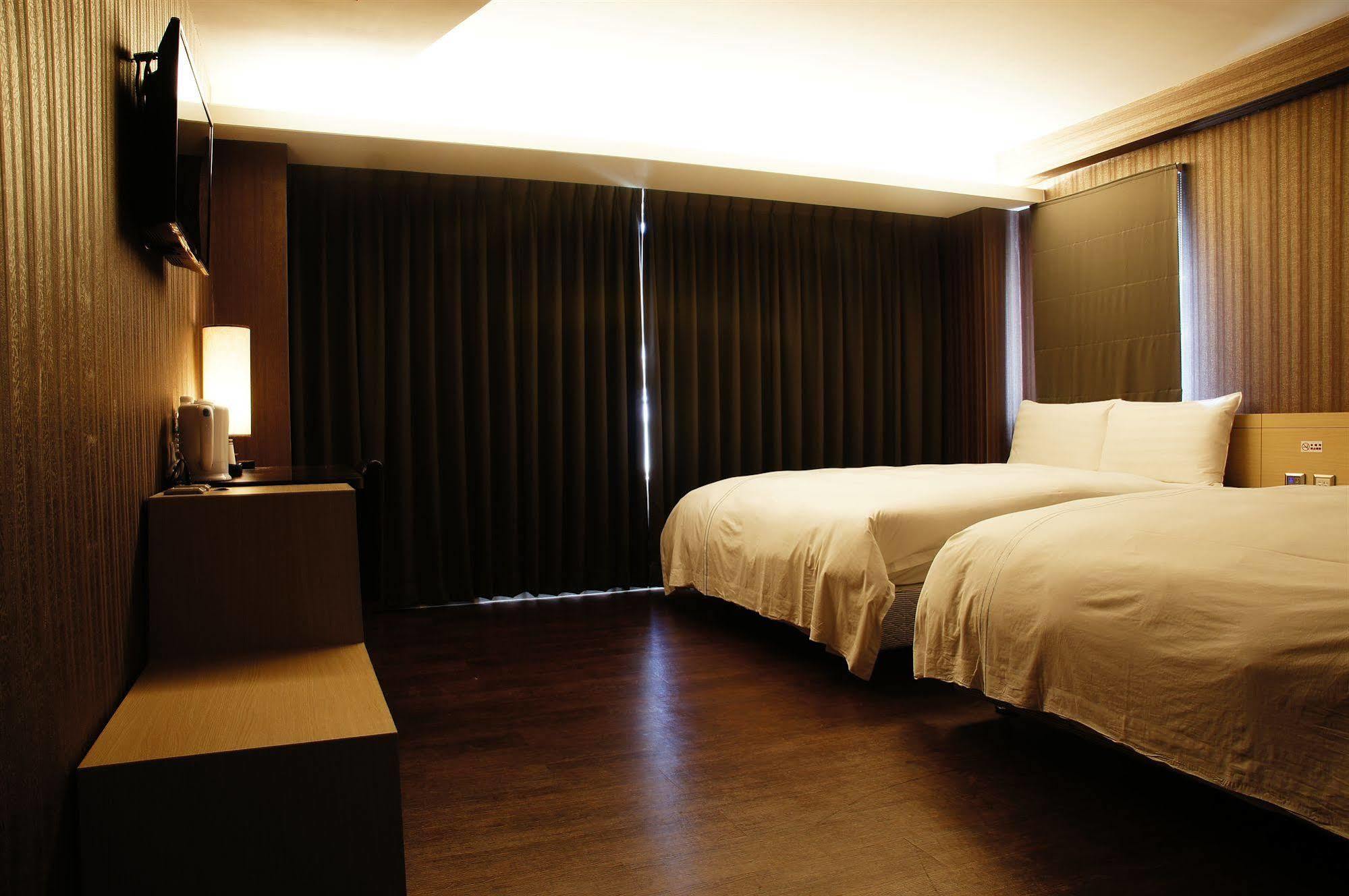 Talmud Business Hotel - Zhongshan Taichung Exteriör bild