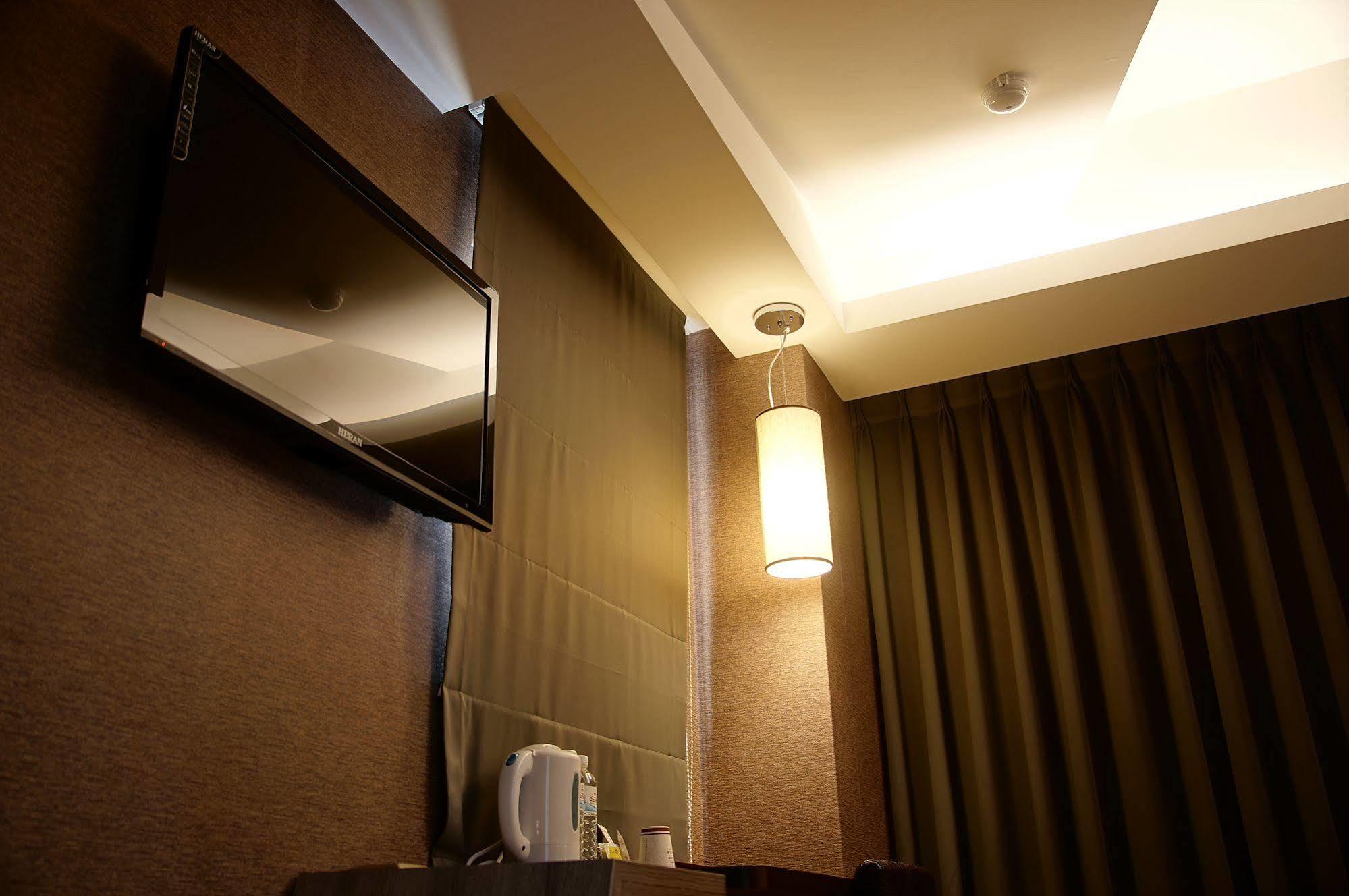 Talmud Business Hotel - Zhongshan Taichung Exteriör bild